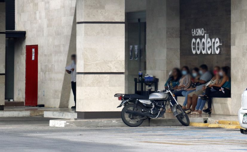 Hacen fila para entrar a los casino de Mérida a pesar de las circunstancias.