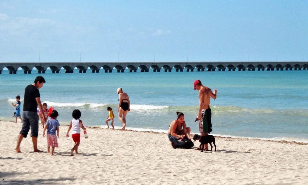 Aprovechan el calor y el sol para visitar las playas de Progreso