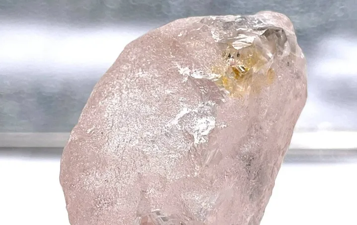 Gran diamante rosa descubierto en África, es el mas grande encontrado en 300 años.