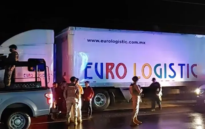 Las autoridades mexicanas localizaron en un tráiler abandonado a 94 migrantes, en su mayoría centroamericanos, en una carretera del estado de Veracruz.