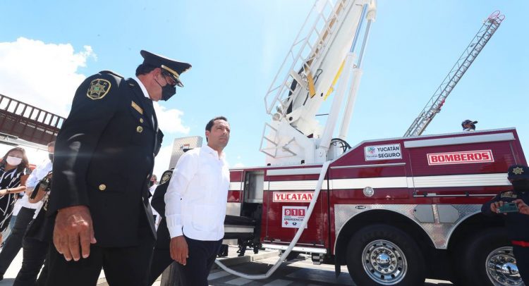 Reconoce Gobernador con 22 millones de pesos en equipo nuevo a los bomberos de Yucatán