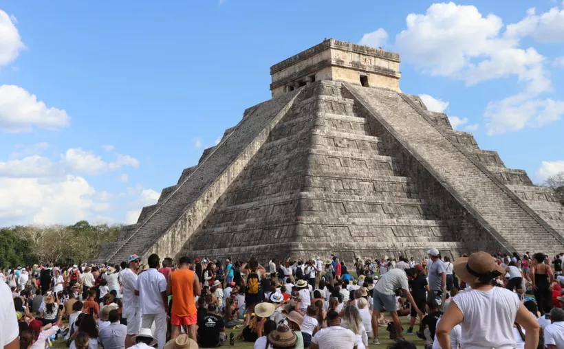 Chichen Itza es el lugar que mas turistas recibe en  México.