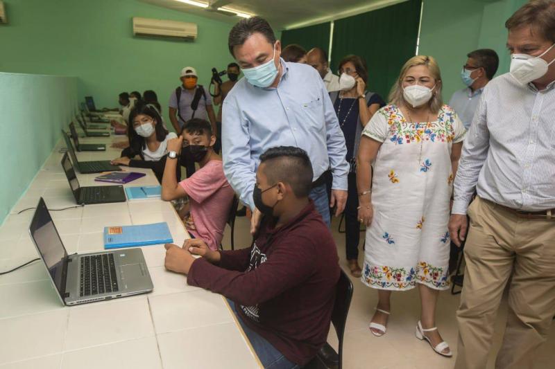 Estudiantes de secundaria de Espita reciben laptops para impulsar sus conocimientos tecnologicos.