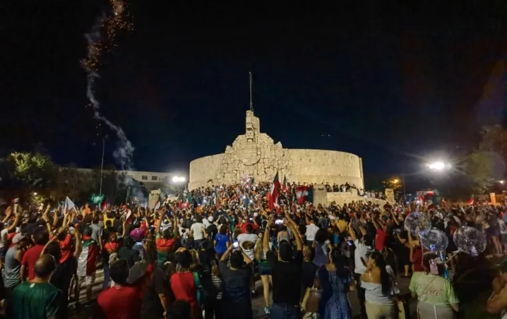 Fiesta en el monumento a la patria por el triunfo de los Leones de Yucatán.