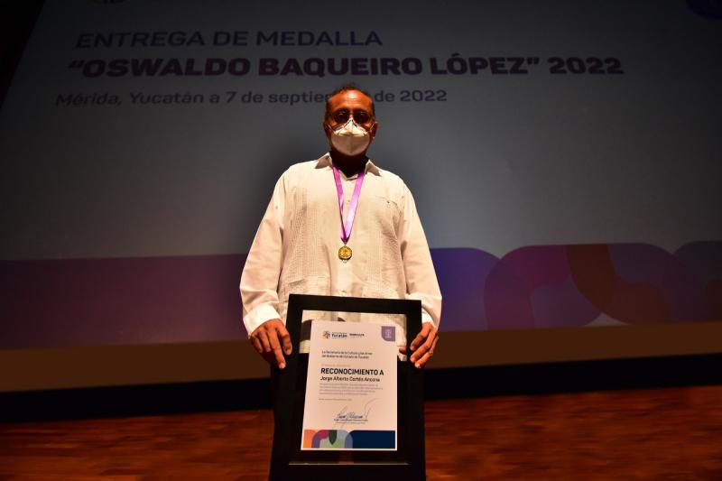 Jorge Cortes Ancona recibe la medalla “Oswaldo Baqueiro Lopez”