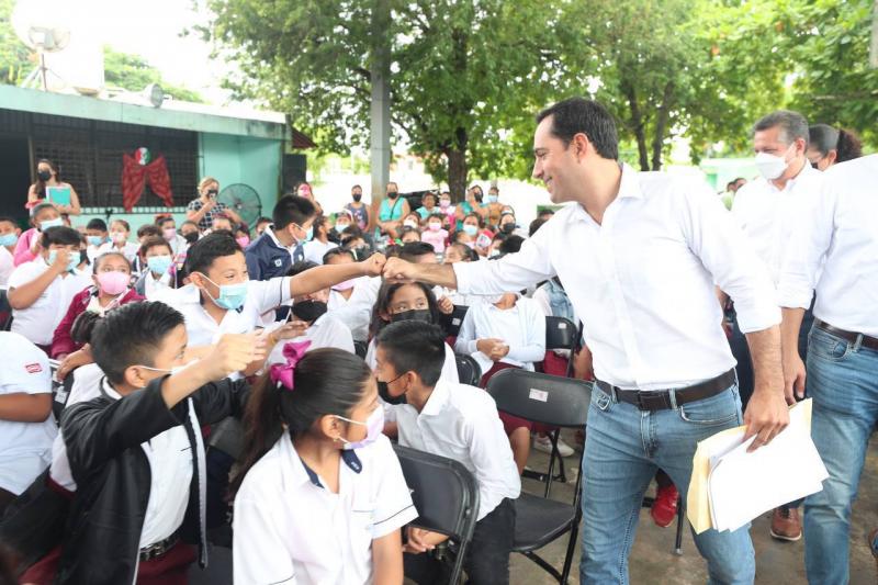 El gobernador Mauricio Vila transforma la educación de los niños de Yucatán, en base a la entrega de uniformes, útiles y mejoras a los planteles escolares.