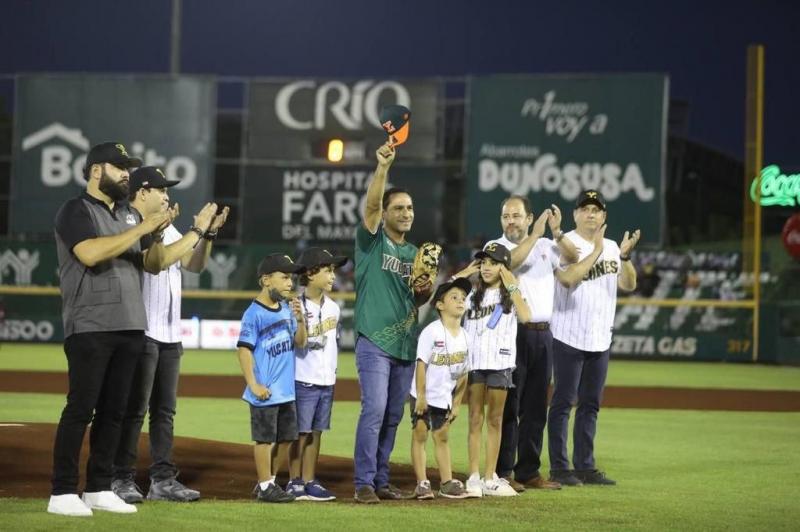 El Gobernador Mauricio Vila Dosal realiza el lanzamiento de la primera bola de la serie por el campeonato de la zona sur de la Liga Mexicana de Béisbol.