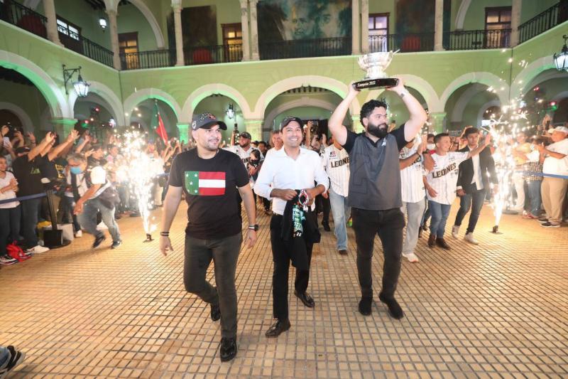 El Gobernador Mauricio Vila recibe la visita de los campeones Leones de Yucatán.