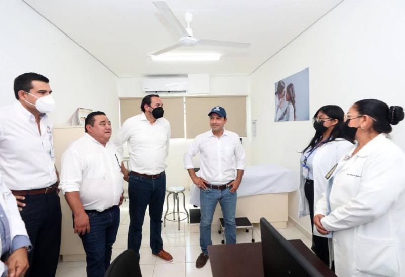 El Gobernador Mauricio Vila entrego obras de remodelación en el centro de salud de Celestún.