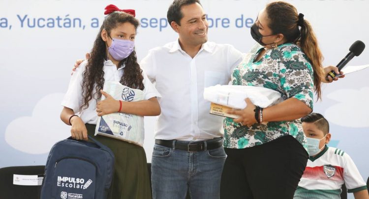 Vila inicia entrega de paquetes escolares.