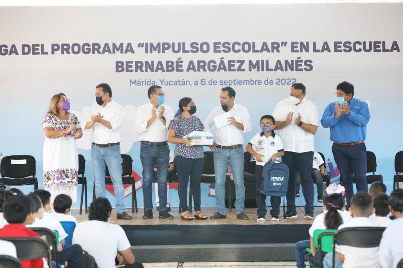 El Gobernador Mauricio Vila llega a mas escuelas para seguir entregando apoyos de impulso escolar.