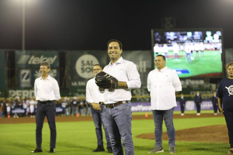 Mauricio Vila inaugura la liga de softbol femenil “liga del cambio”