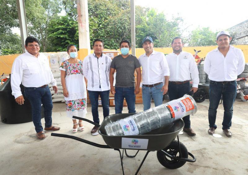 El Gobernador Mauricio Vila entrega apoyos en Kinchil.
