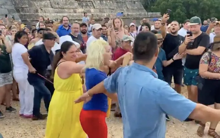 Mujer es abucheada y agredida por subir a la piramide de Chichen Itza.