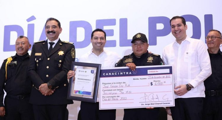 Reconocen la labor de los policías en su día.