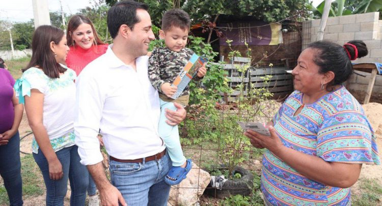 El Gobernador Mauricio Vila lleva cena navideña a familias del sur de Merida.