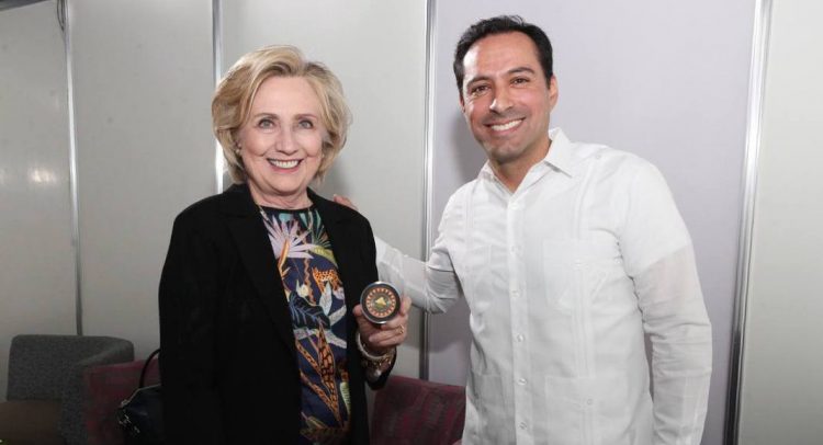 Hillary Clinton habla con Vila : tu trabajo debe mostrarse al mundo.