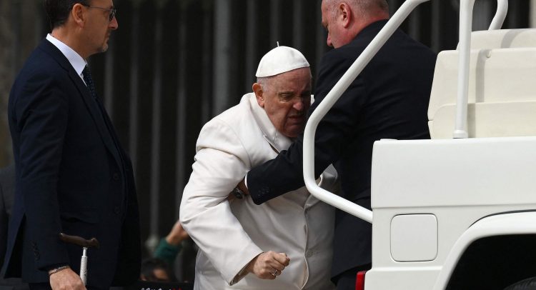 El Papa Francisco esta hospitalizado y estable.