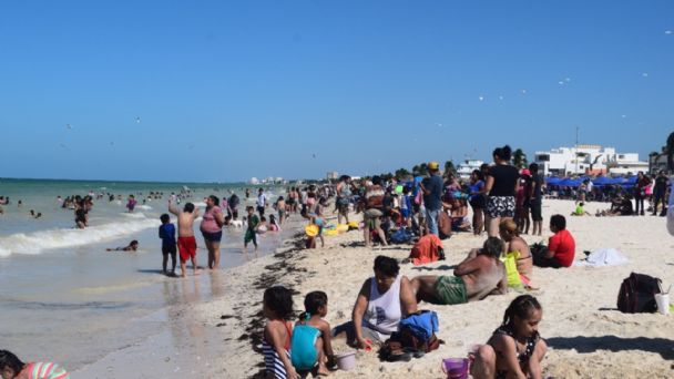 Visitantes “tapizan” playas y casas veraniegas en Progreso