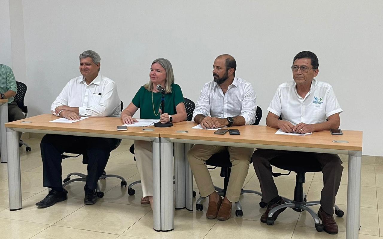 Líderes empresariales y dirigentes de asociaciones de padres de familia exhiben su desconocimiento sobre los Libros de Texto Gratuito