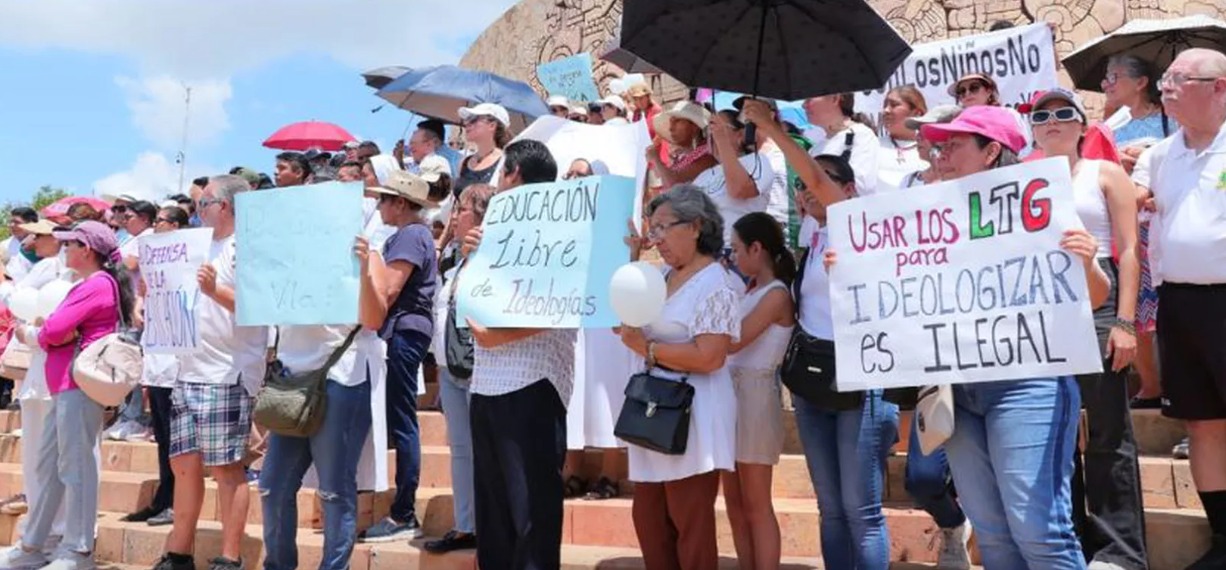 Yucatecos marchan contra libros de texto de la SEP