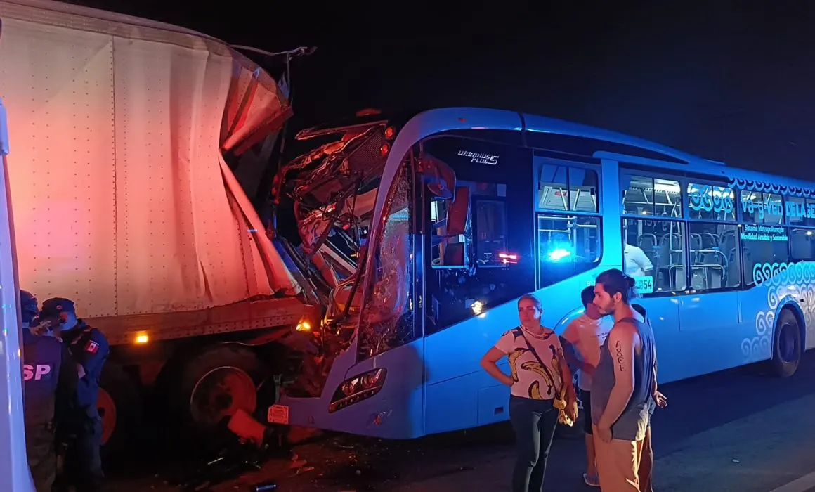 Uno más a la cuenta! Choca un Va y Ven contra un tráiler en la vía Mérida-Progreso deja 11 heridos