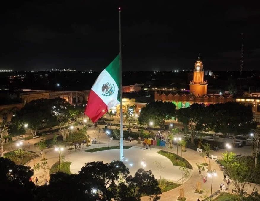 Inauguran el nuevo Museo Yucatán y las obras de modernización de la Plaza Grande de Mérida.