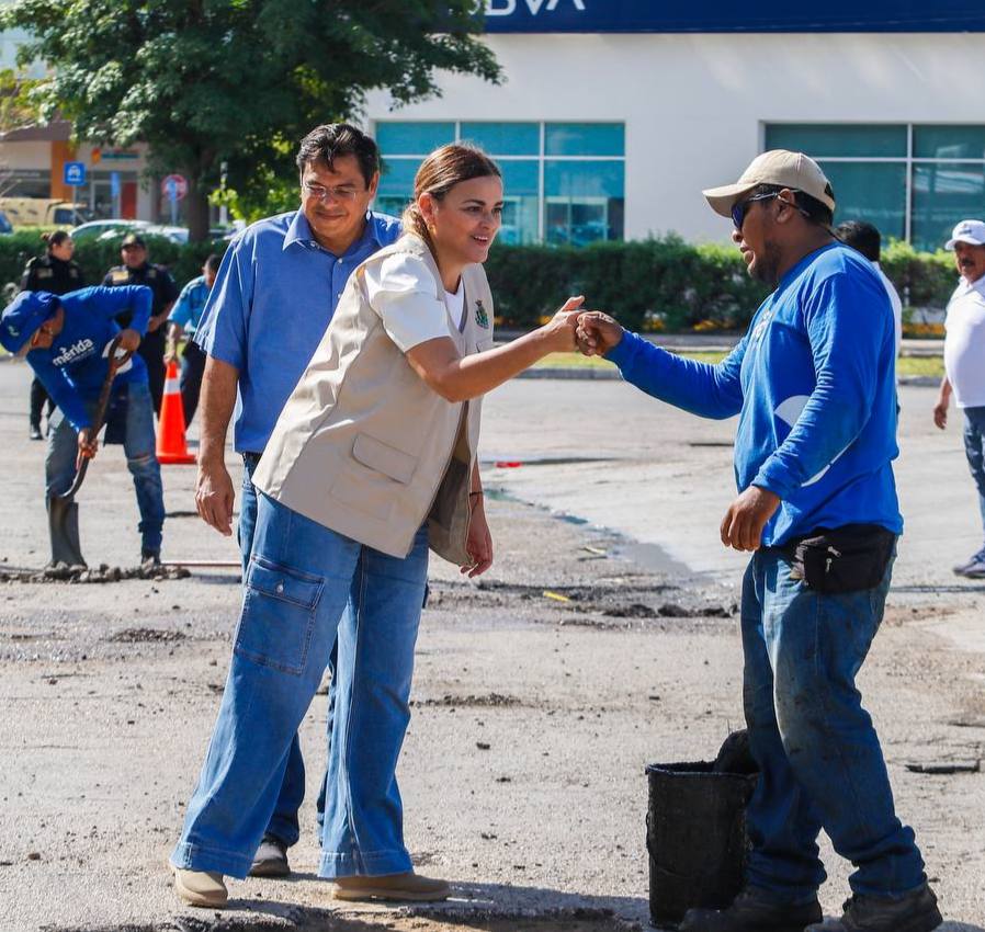 Cecilia Patrón supervisa y dirige acciones de bacheo en las colonias de Mérida