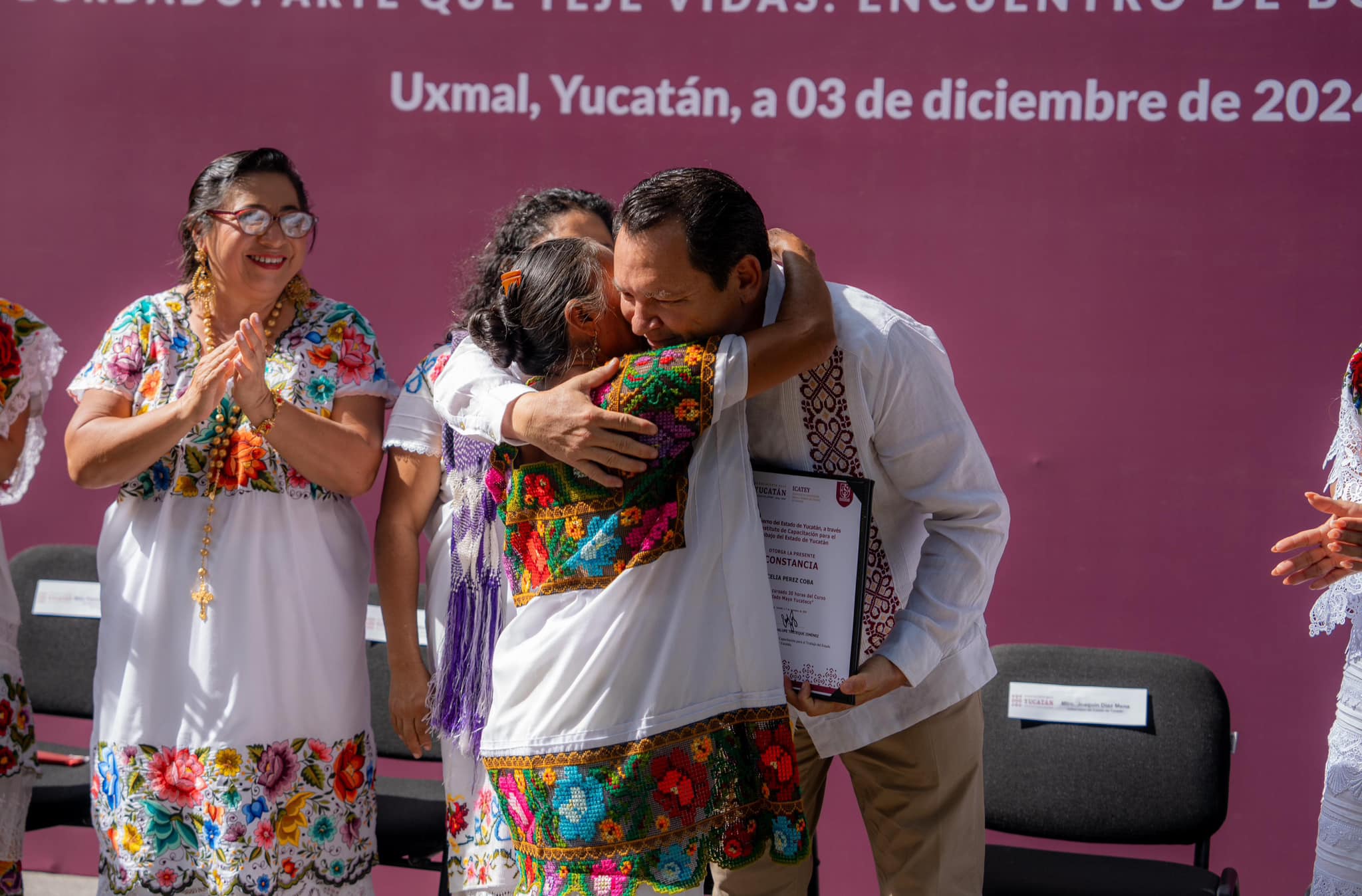 Joaquín Díaz Mena certifica a 200 bordadoras mayas de 12 comunidades de Yucatán como transmisoras de este arte