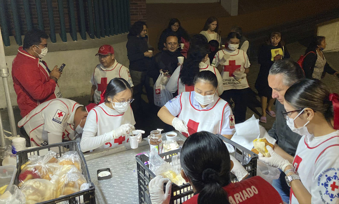 La Cruz Roja entrega cafecito y pan en hospitales de Mérida